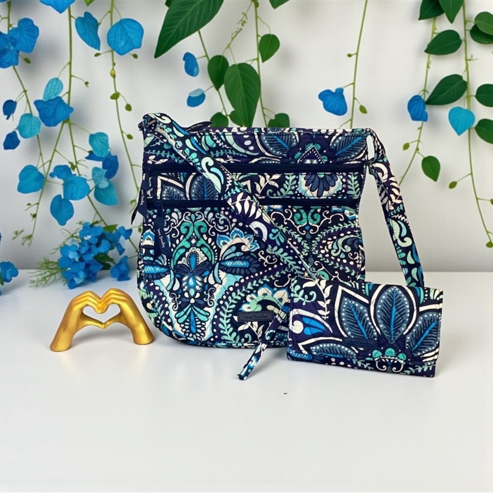 💙🏝️VERA BRADLEY💙🏝️Blue Island Medallion Triple Zip Hipster & RFID Wristlet/
NWOT